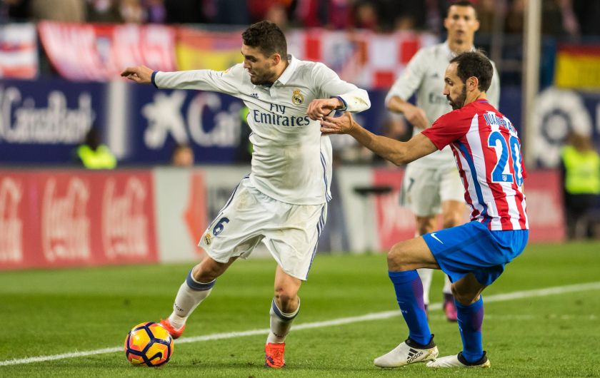 Madrid, Spain. 20th November, 2016. Mateo Kovacic (Real Madrid) and Juanfran (At. Madrid) compete for the ball during the LA LIGA match between Atletico de Madrid and Real Madrid played at Estadio Vicente Calderon, Madrid © Russell Price/Alamy Live News