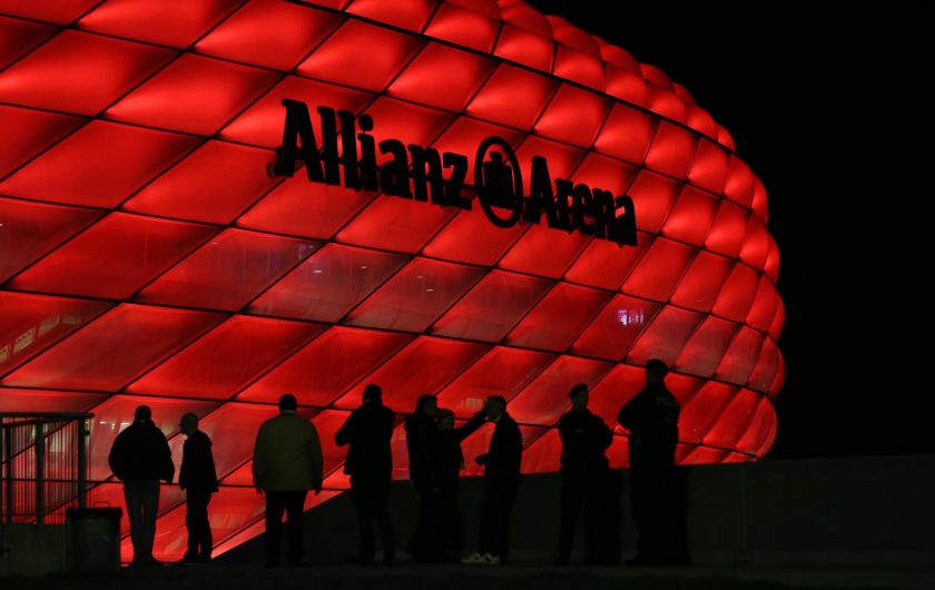 Munich, Germany. 4th November, 2015. Fans arrive at the Allianz Arena for the UEFA Champions League Group F match between Bayern Munchen and Arsenal. November 4, 2015. © James Boardman/Alamy Live News